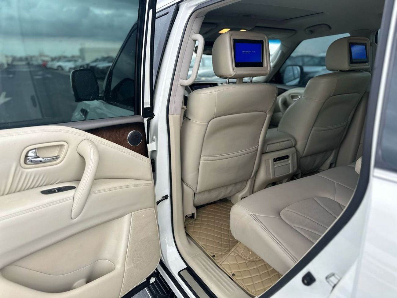إنفينيتي QX80 Infiniti QX80 GCC 8 cylinder 4.4 full Option full service history aqency