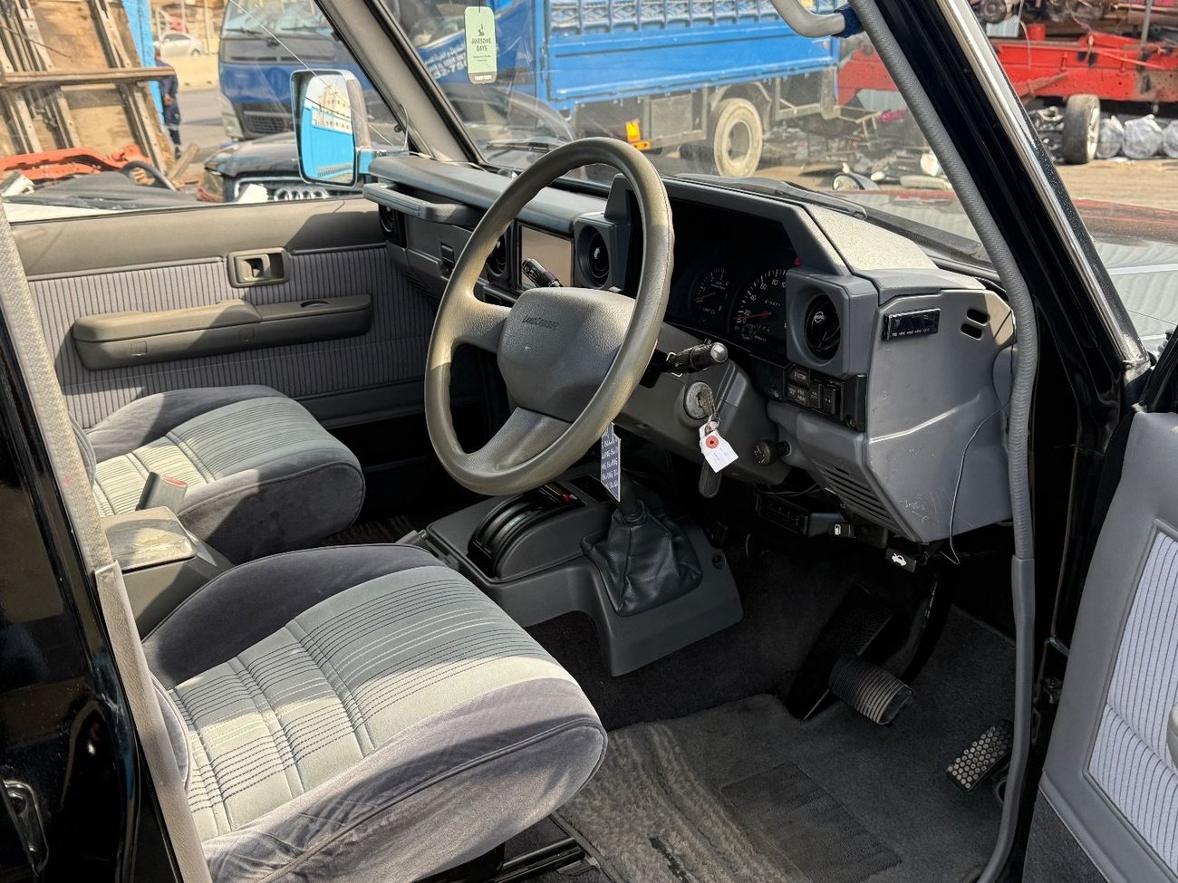 تويوتا لاند كروزر 70 4WD- 7 Seater