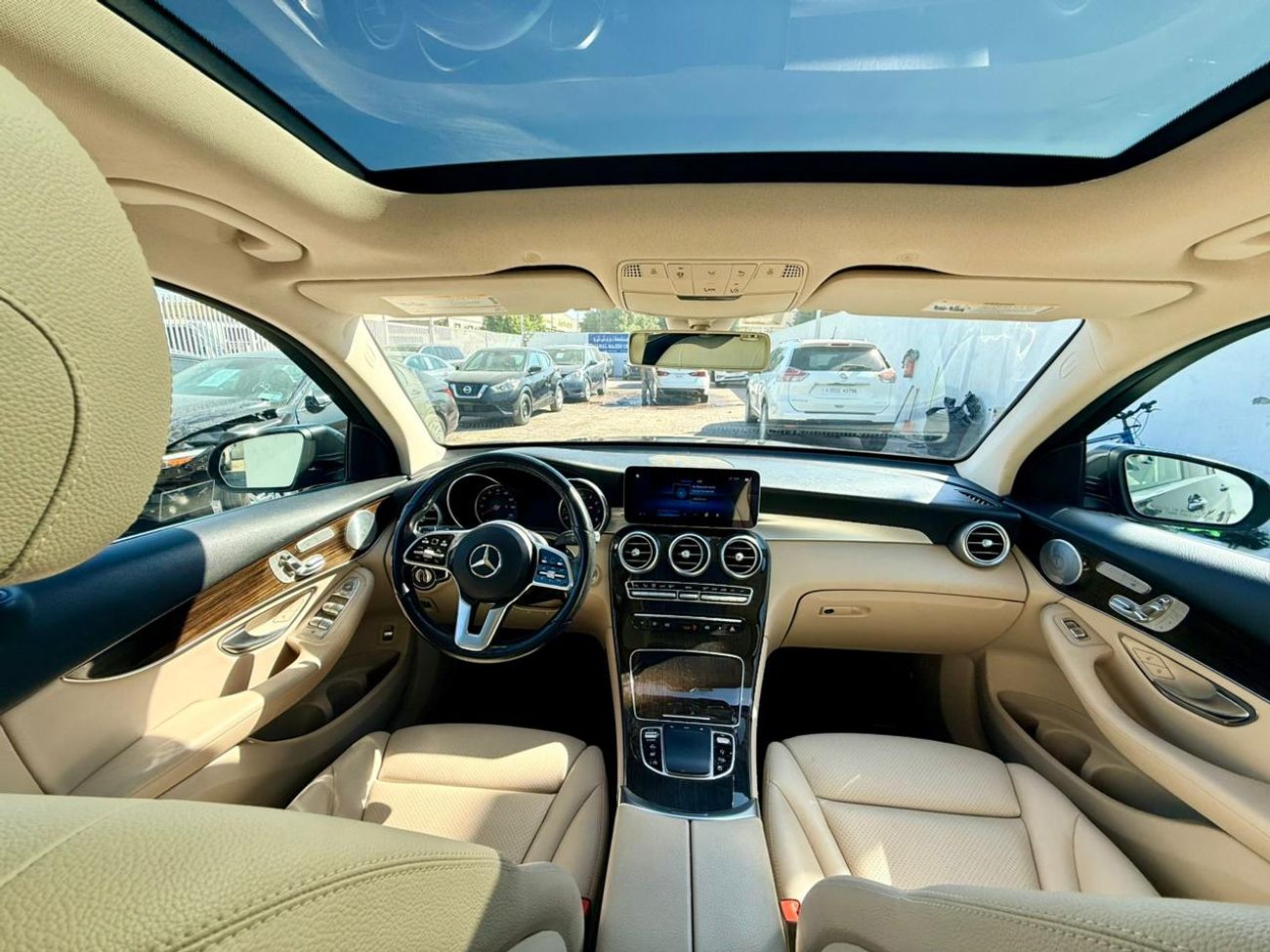 مرسيدس بنز GLC 300 2020 Mercedes benz GLC C300 4matic 4x4 full option Panoramic roof. 360 cameras. Auto parking etc