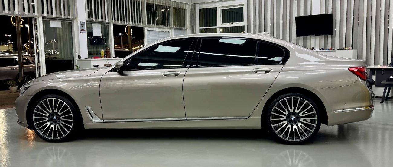 بي أم دبليو 750Li Luxury 4.4L (523 HP)