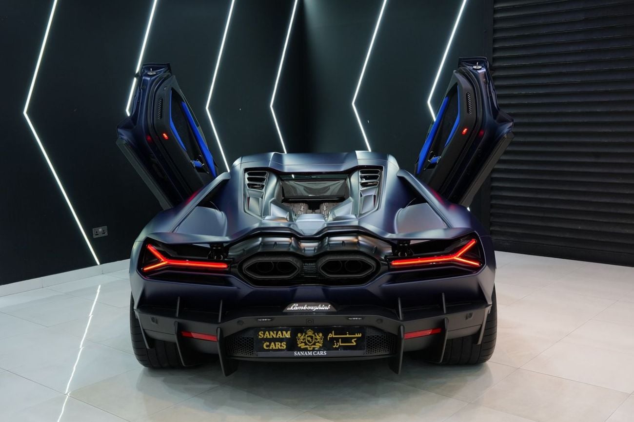 لامبورغيني ريفويلتو Standard Carbon Fiber Interior, Hybrid V12, 700 KM Only, Dealer Warranty!!