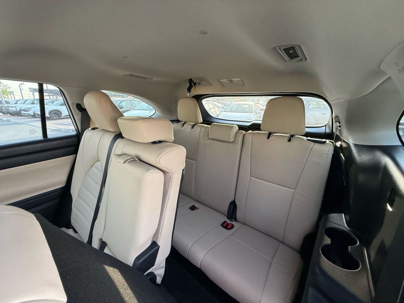 Toyota Highlander TOYOTA HIGHLANDER LE | FULL OPTION | CLEAN WITHOUT PAINT | 2.5L 4 CYLINDERS | UAE PASS