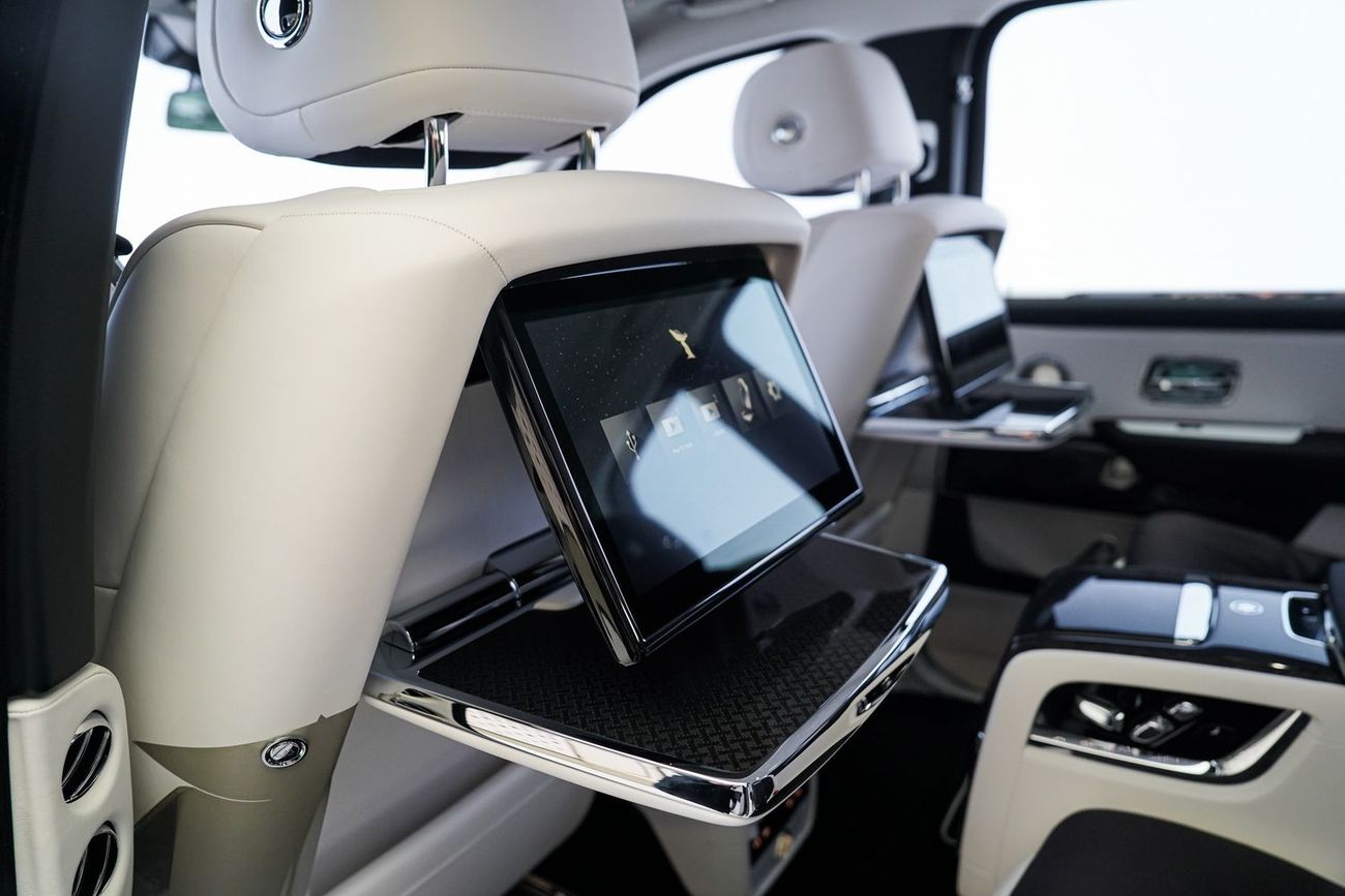 رولز رويس كولينان CULLINAN BLACK BADGE DUALTIY SEATS