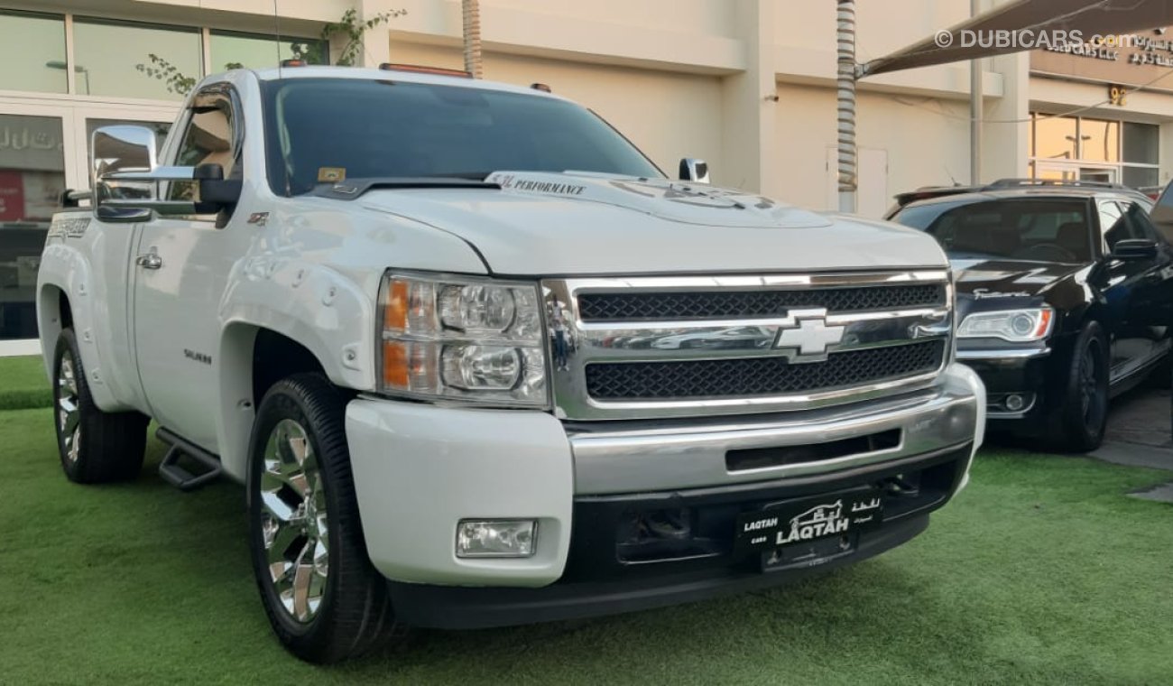 Chevrolet Silverado Gulf white / black color Electric chair - screen - cruise control - alloy wheels - remote control fo