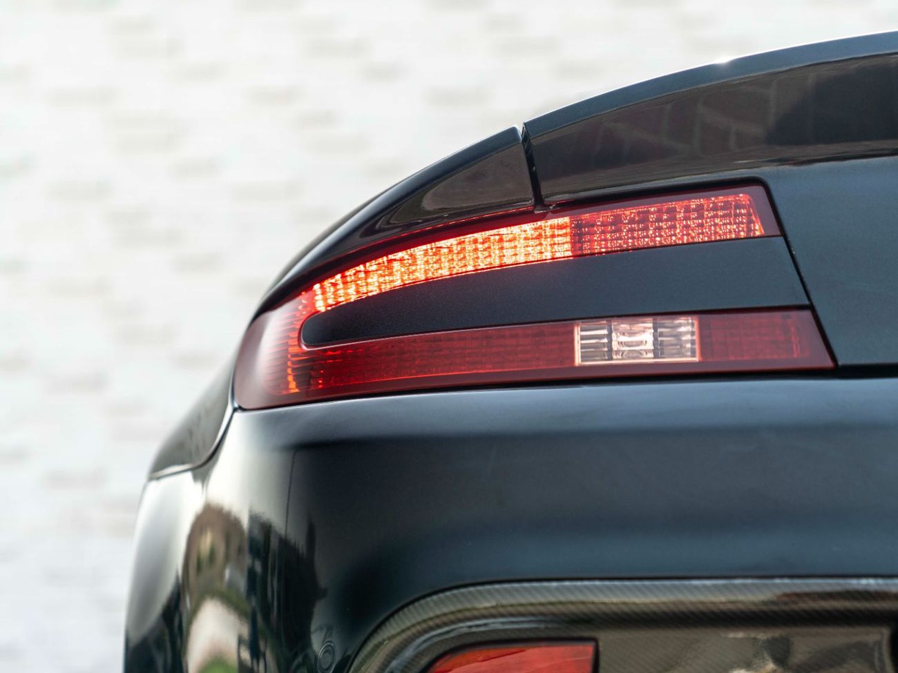 أستون مارتن فانتيج V8 Standard