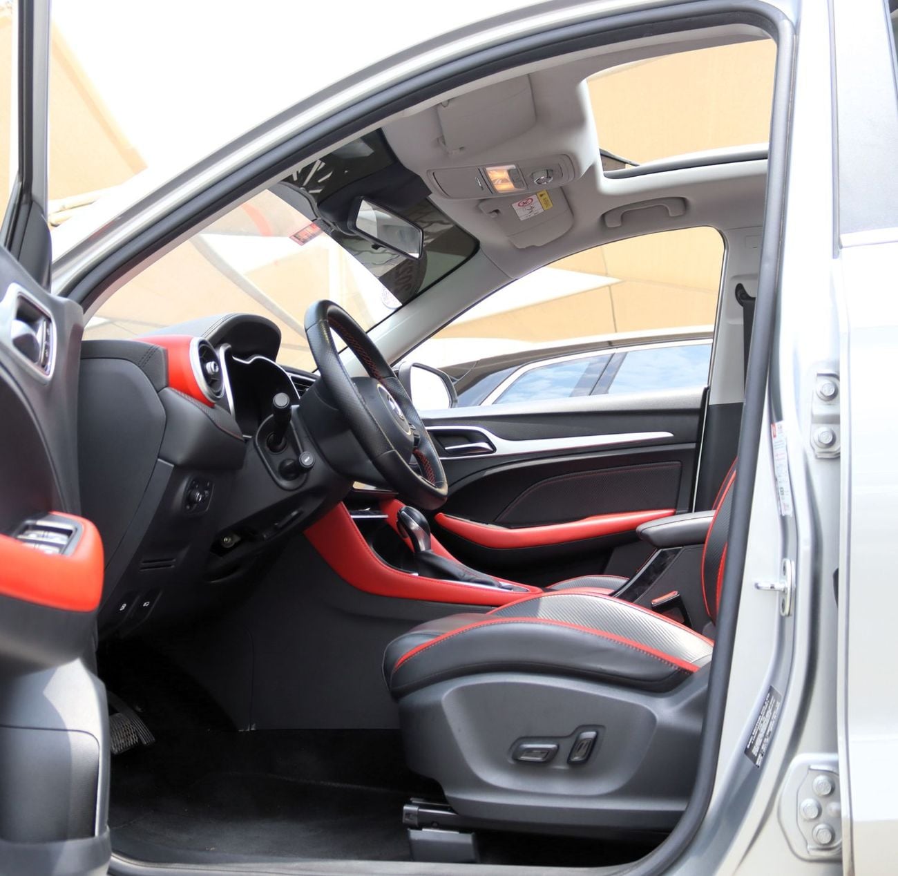 MG ZS LUX