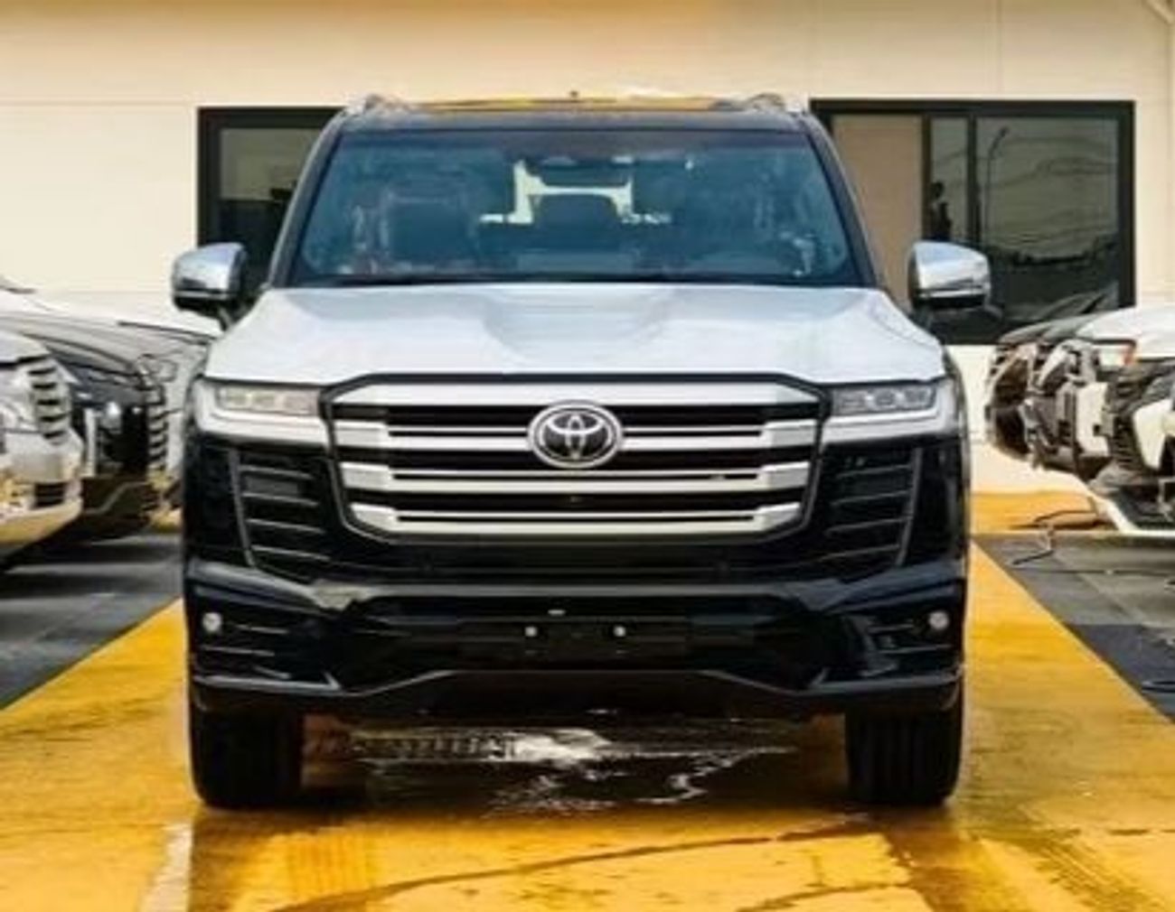 تويوتا لاند كروزر Toyota landcruise 2026Model Twin turbo 3.5L VXR V6 Colour Black Interior Red push start Transmission