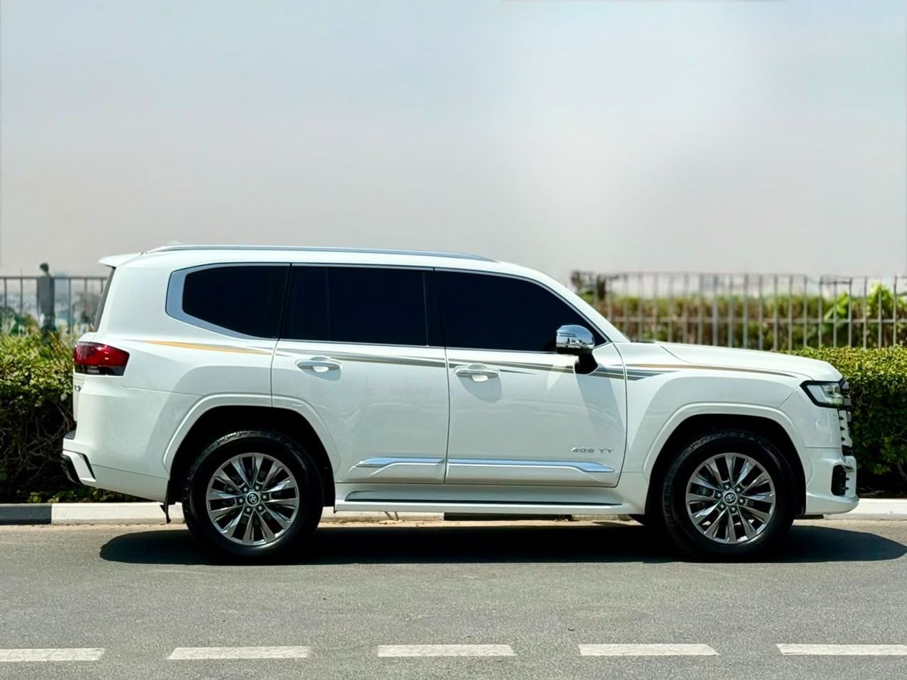 Toyota Land Cruiser TOYOTA LAND CRUISER VXR TWIN TURBO 3.5L GCC SPECS UNDER WARRANTY AND FULL-SERVICE HISTORY