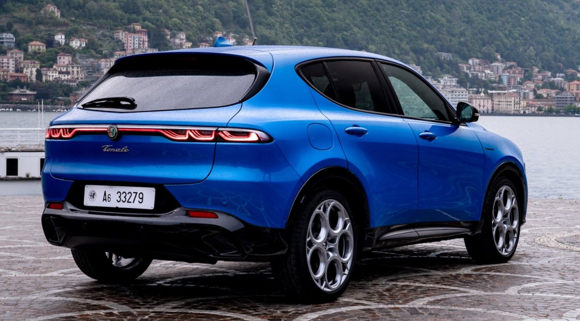 Alfa Romeo Tonale exterior - Rear Left Angled