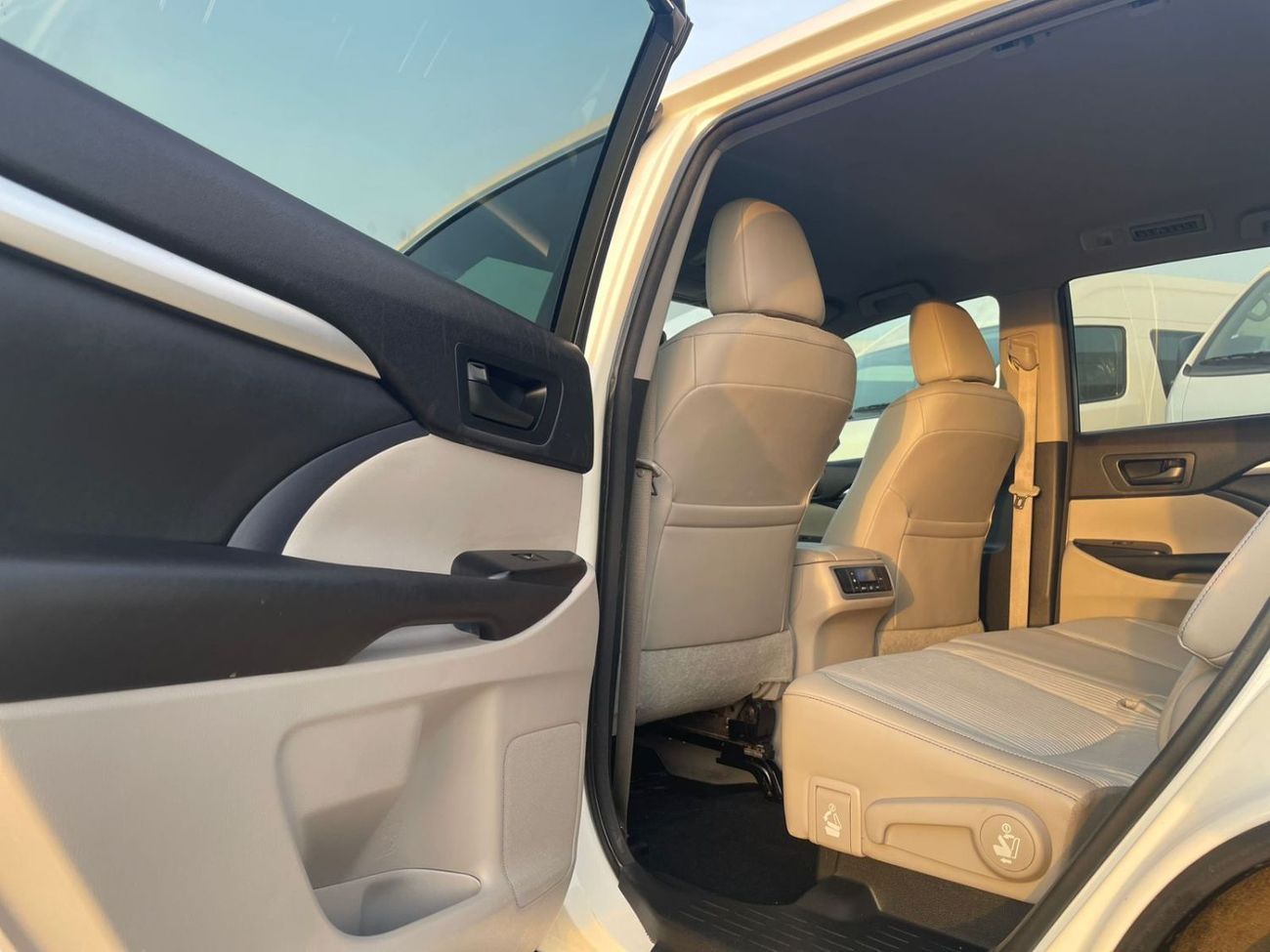 Toyota Highlander 2016 Toyota Highlander LE MidOption+ 3.5L V6 - AWD 4x4 - Side Step - 7 Seater - Trunk Auto -