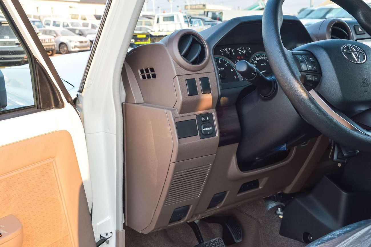 تويوتا لاند كروزر 70 TOYOTA LAND CRUISER 76 4.0L V6 AT  4WD 5DOOR SUV 2025