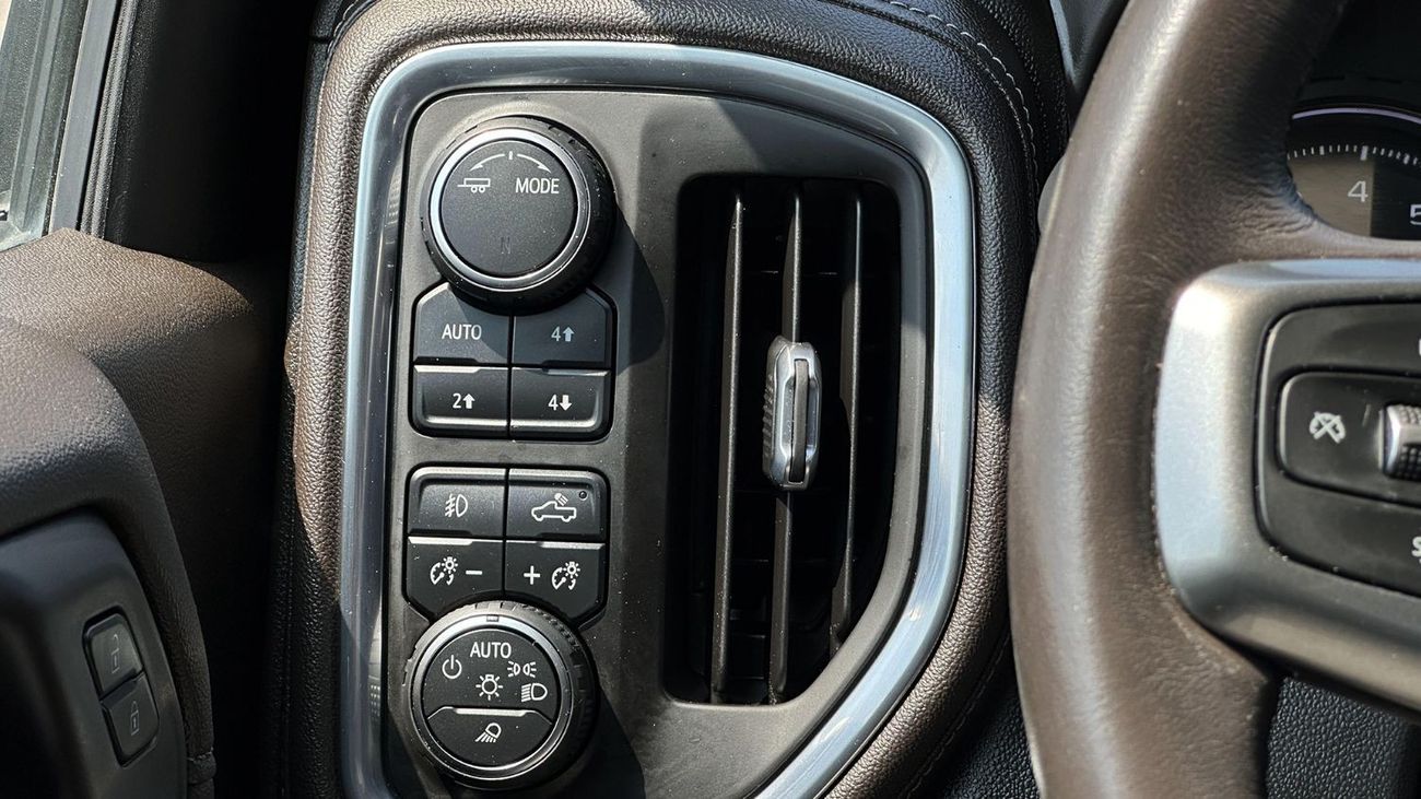 Chevrolet Silverado Trail Boss Z71 V8 GCC Under Warranty with Full Service History