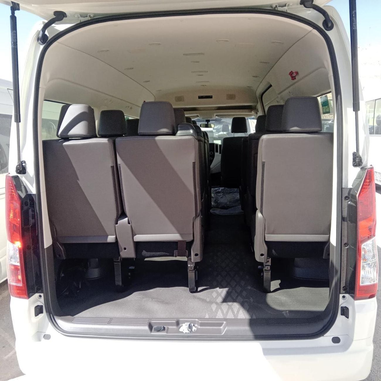تويوتا هاياس GL TOYOTA HIACE HIGH ROOF 2.8L DSL AT 13-SEATER