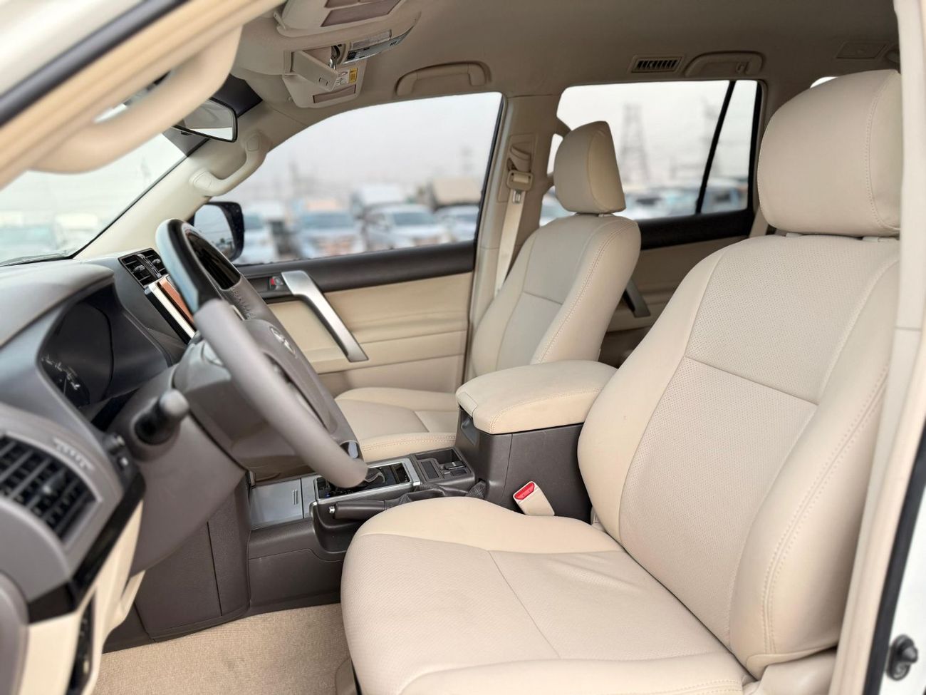 Toyota Prado Toyota Prado 2019 white 4x4 Gcc specs 6cylinders 4.0L Petro engine