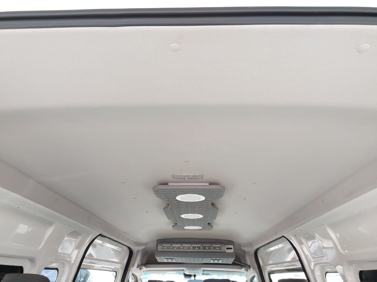 Toyota Hiace TOYOTA HIACE COMMUTER VAN RHD 2020 MODEL 2.8 L DIESEL AUTOMATIC(PM05350)