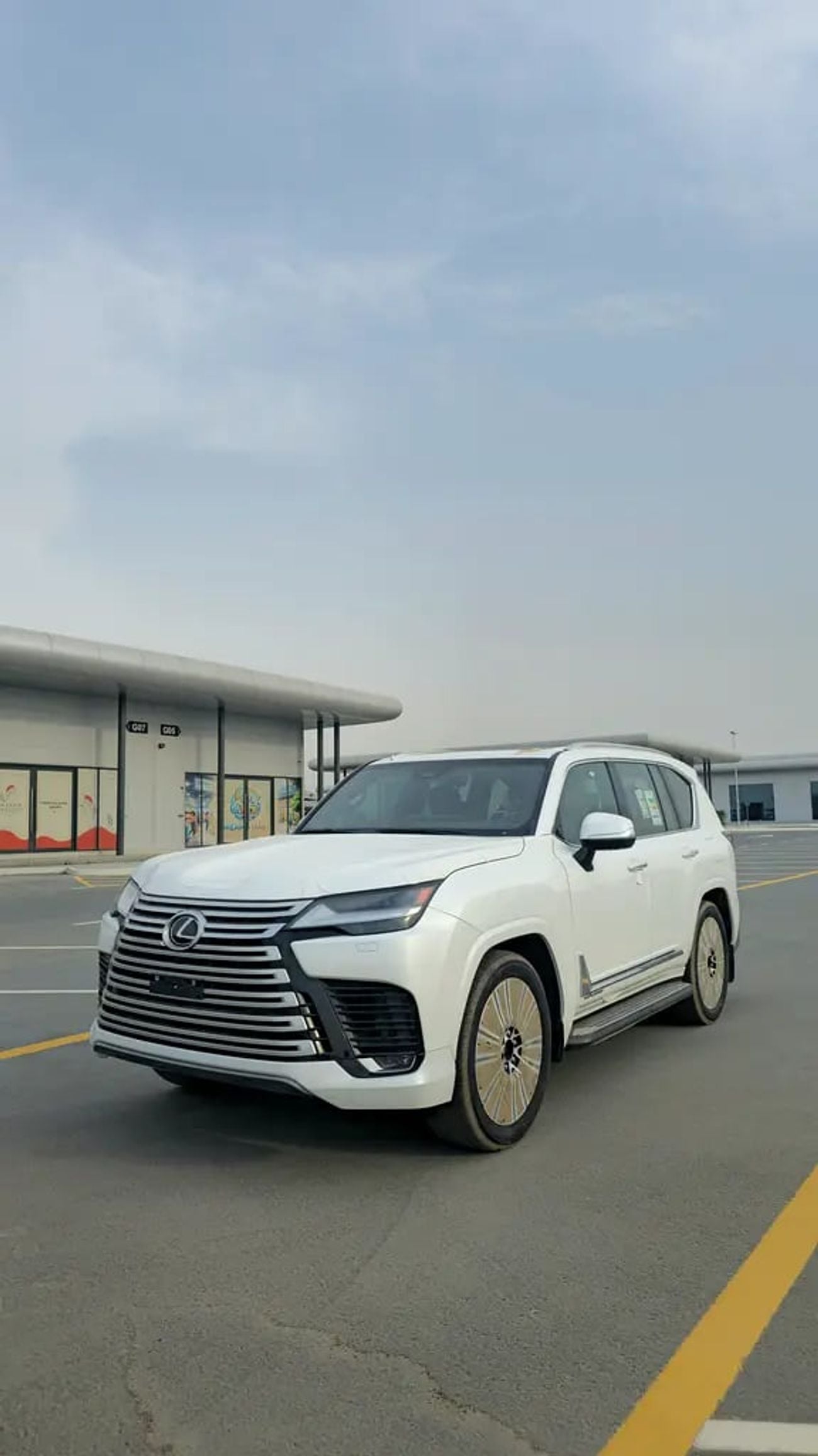 Lexus LX600 SIGNATURE omani spec with park and soft door | GCC Specs | Brand
