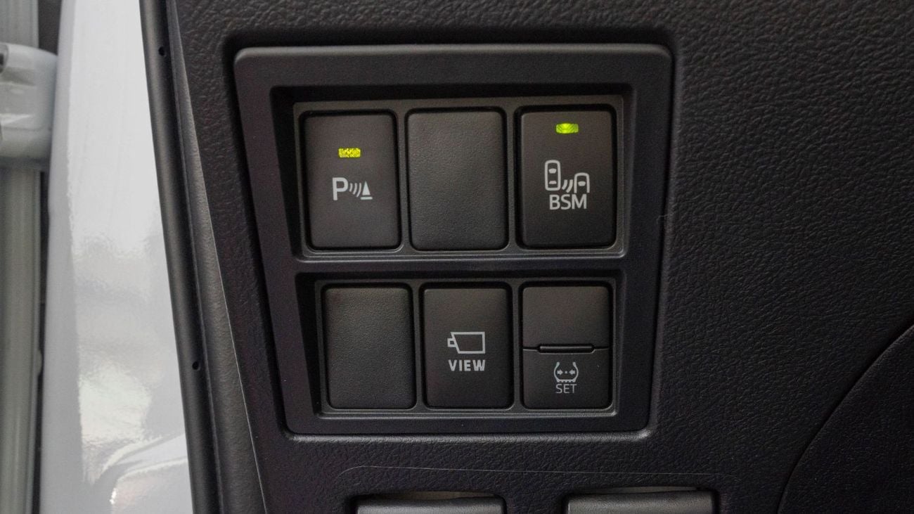 تويوتا هيلوكس 2026 Toyota Hilux GR-Sport 4.0L AT Petrol (White)