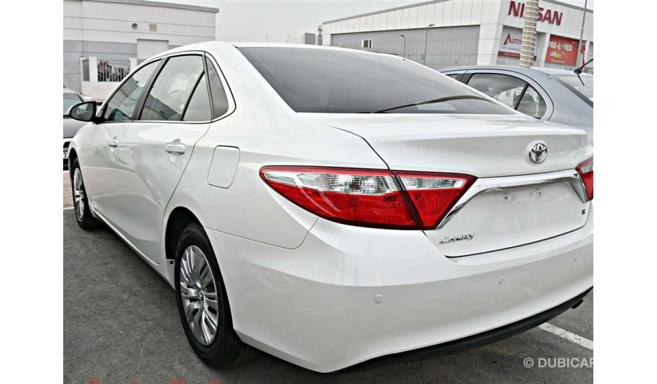 Toyota Camry 2016 WHITE GCC NO ACCIDENT PERFECT