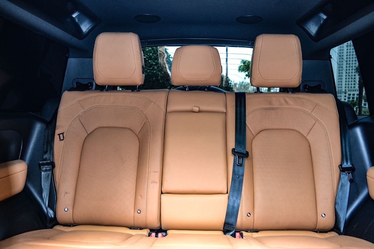 Land Rover Defender 90 P525 Fully Loaded with head up Display 2key interior carbon fiber trims completely covered by mat PPf Wit