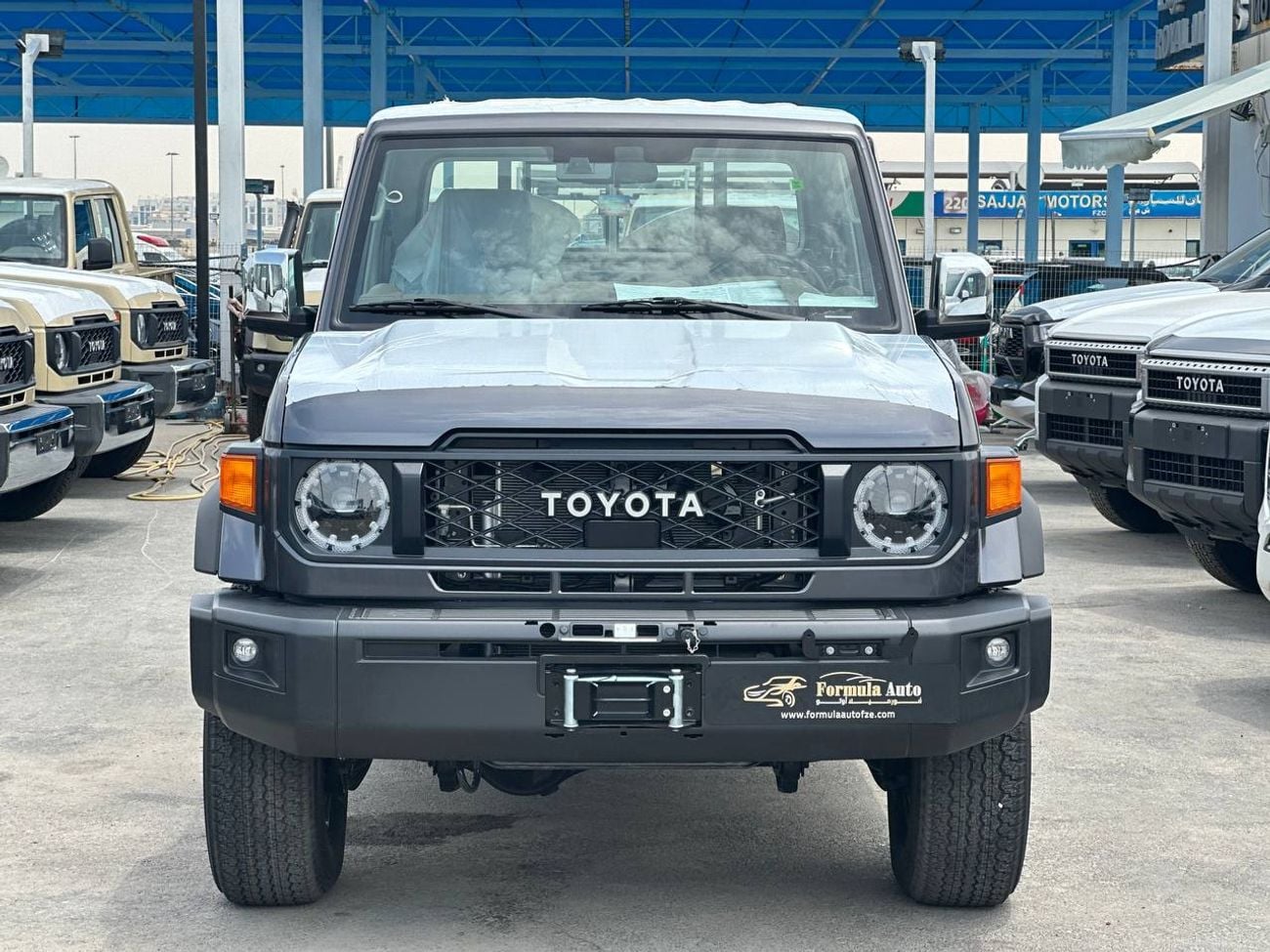 تويوتا لاند كروزر بيك آب S/C LC79 2.8 لتر ديزل أوتوماتيك // 2026 // كاملة المواصفات مع رادار، ثلاجة، قفل تفاضلي، مشغل DVD وكا