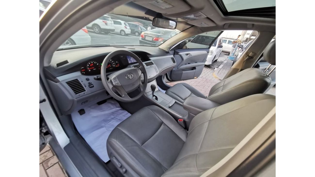 تويوتا افالون حالة ممتازة جدا من الداخل و الخارج