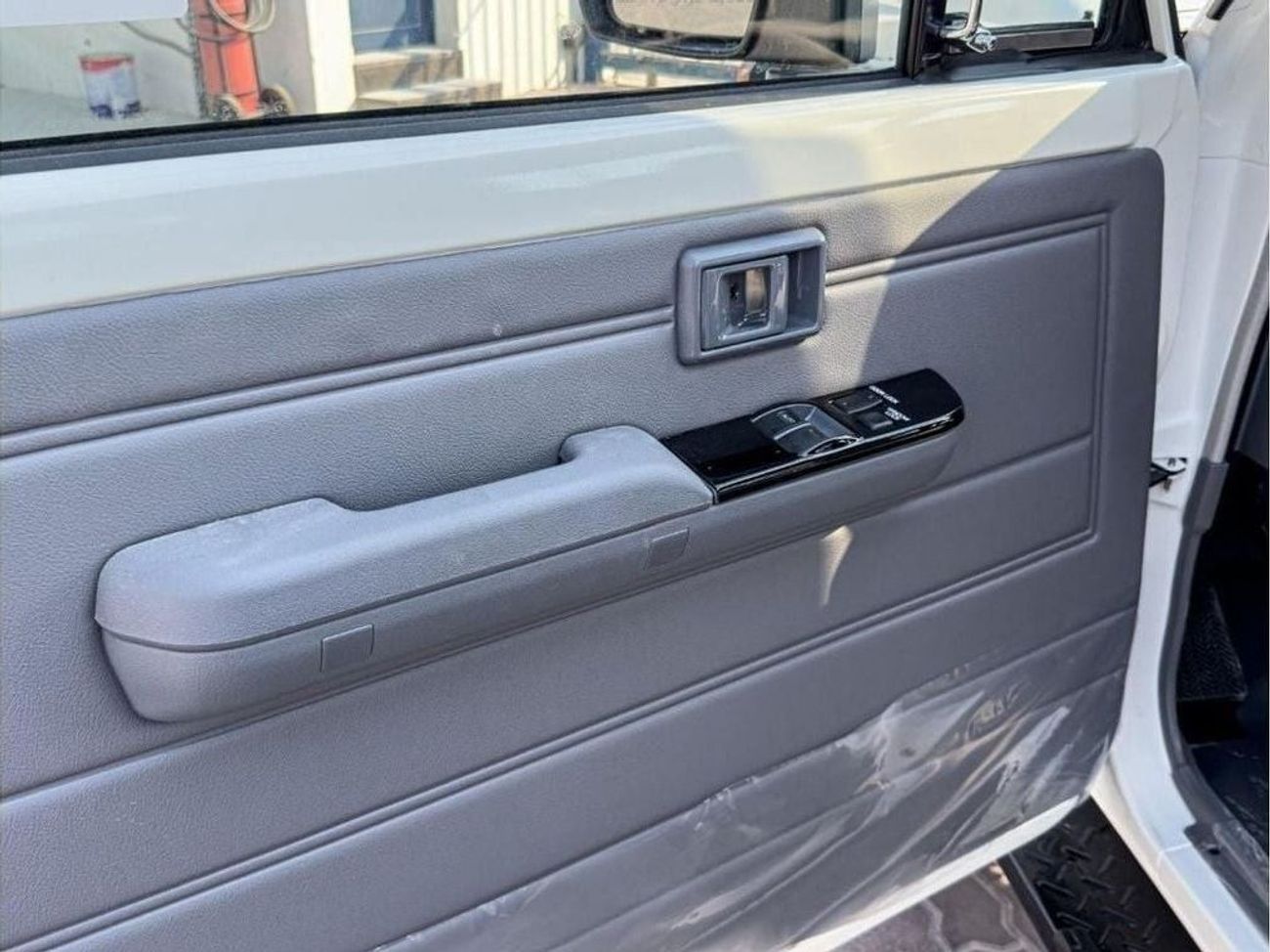 تويوتا لاند كروزر 70 2024 Toyota LC71 4.0 Hard Top - أبيض من الداخل رمادي مزرق | للتصدير فقط