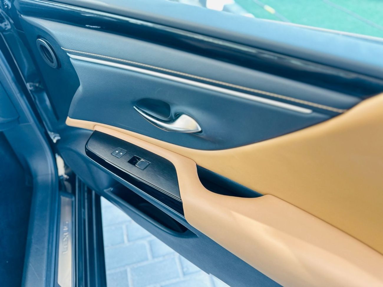 لكزس ES300h 2023 Lexus ES 300H - Black inside Brown