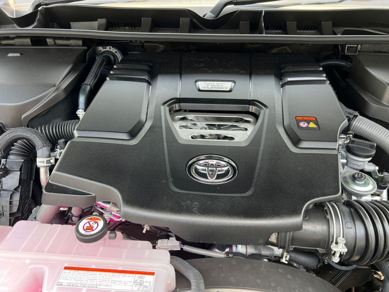 تويوتا لاند كروزر RHD LC300 Sahara Diesel 3.3L