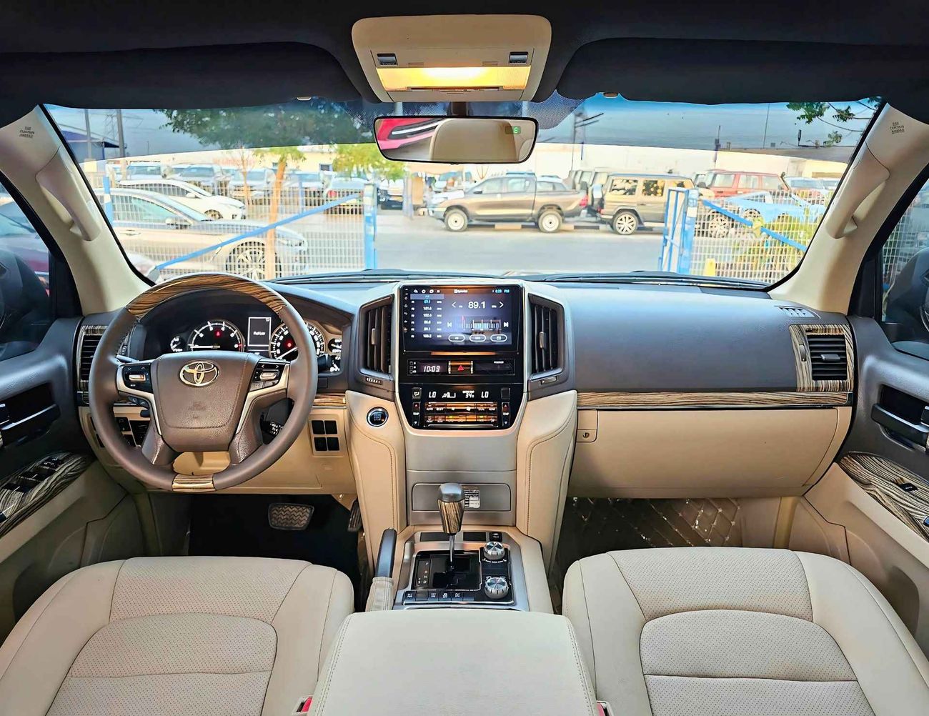 تويوتا لاند كروزر /GXR V6 4.0/ FULL OPTION/  SUNROOF/ LEATHER / GCC / EXPORT ONLY / LOT#77934