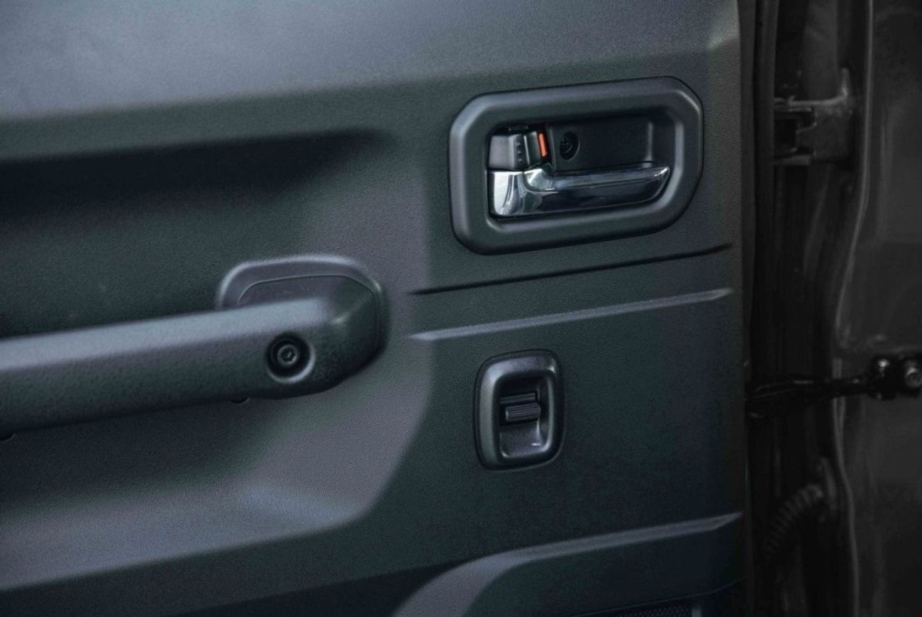 سوزوكي جيمني 2024 سوزوكي جيمني 1.5 GLX - لؤلؤة سوداء مزرقة من الداخل أسود