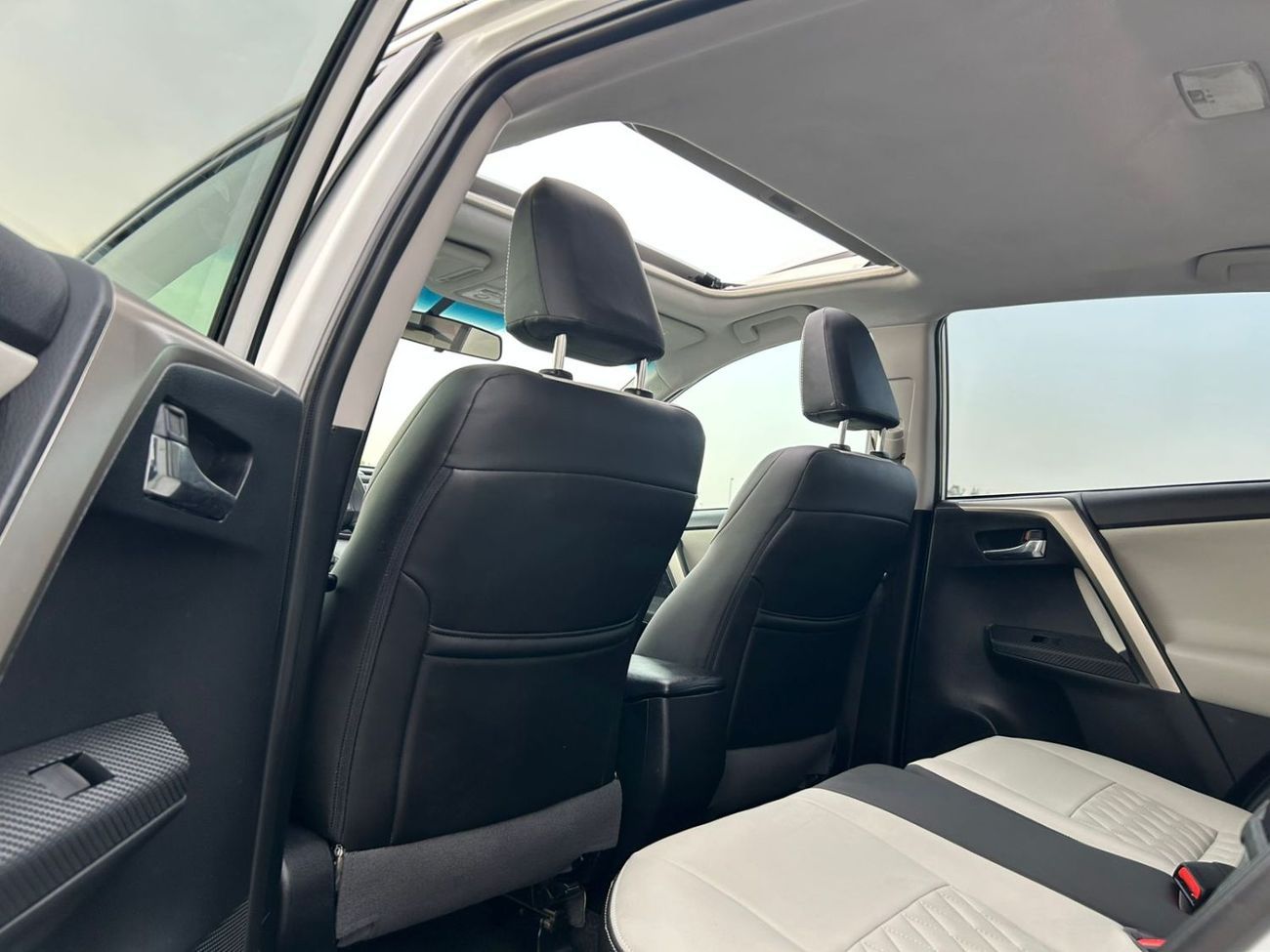 Toyota RAV4 2015 Toyota Rav4 2.5 L V4 Rear Camera - Sunroof - Leather Seat //