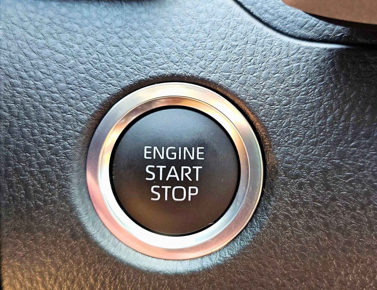 Toyota Camry GLE / 2.5L V4 PETROL / RADAR / BLIND SPOT / PWR SEATS / PANORAMIC ROOF (CODE # 68096)