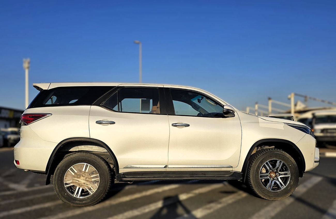 Toyota Fortuner Toyota Fortuner 2.7l Petrol A/T  RWD SUV Gcc 5Doors White Color 2026 Model