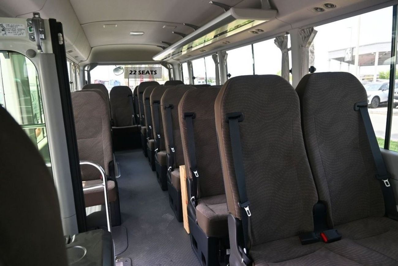 تويوتا كوستر موديل 2023 ديزل 4.2 لتر 22 مقعدا ثلاجة دليل النقل أبيض بالخارج أسود من الداخل