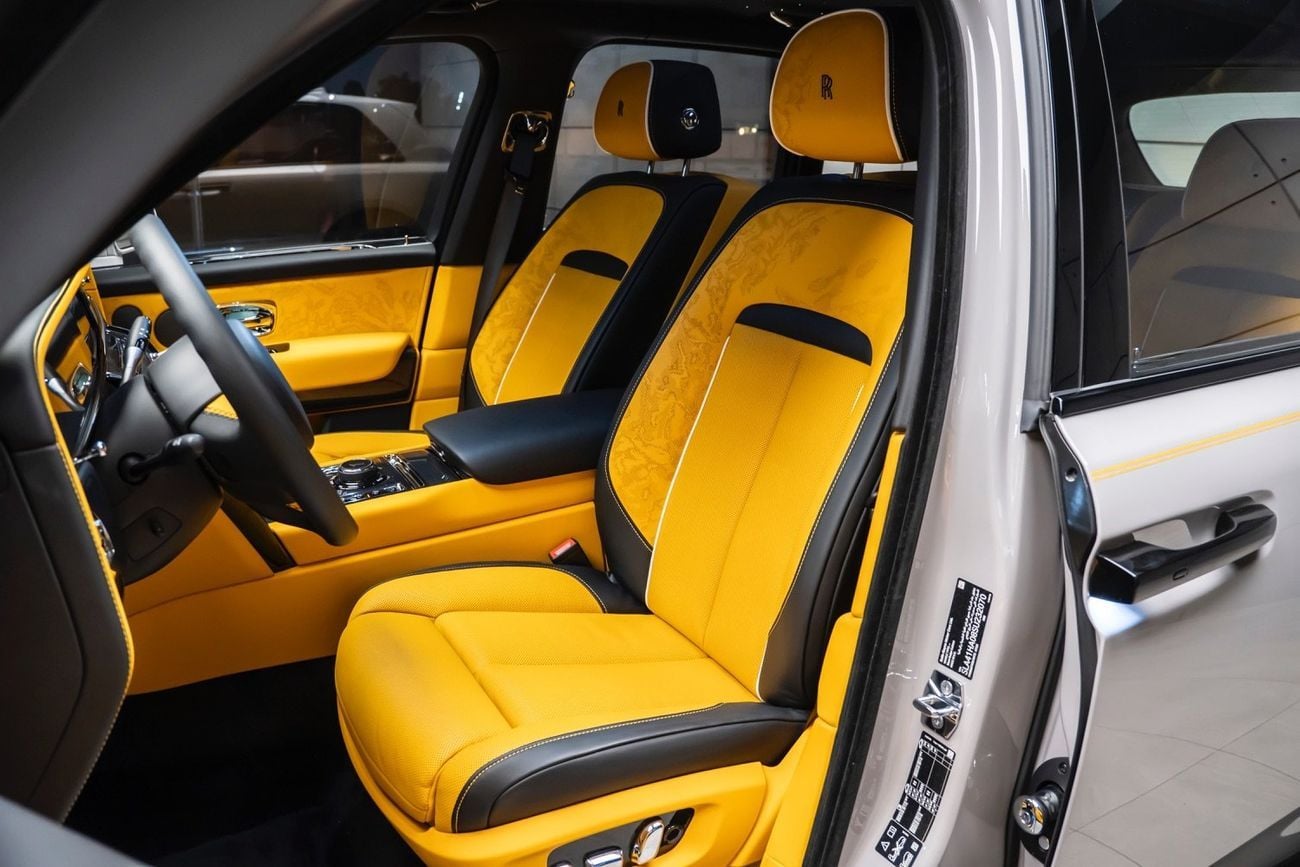 رولز رويس كولينان Rolls Royce cullinan  2025 GCC  Warranty and service AGMC  Black badge  2,900 km