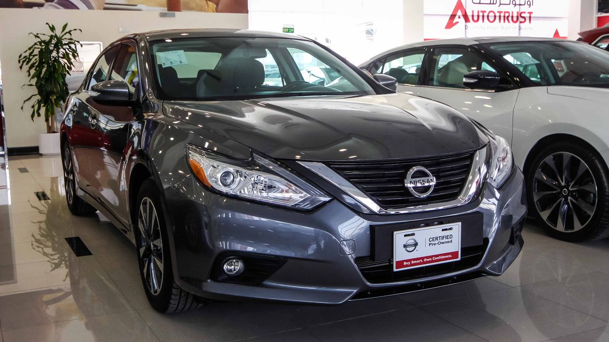 Nissan Altima 2.5SL for sale AED 81,900. Grey/Silver, 2017