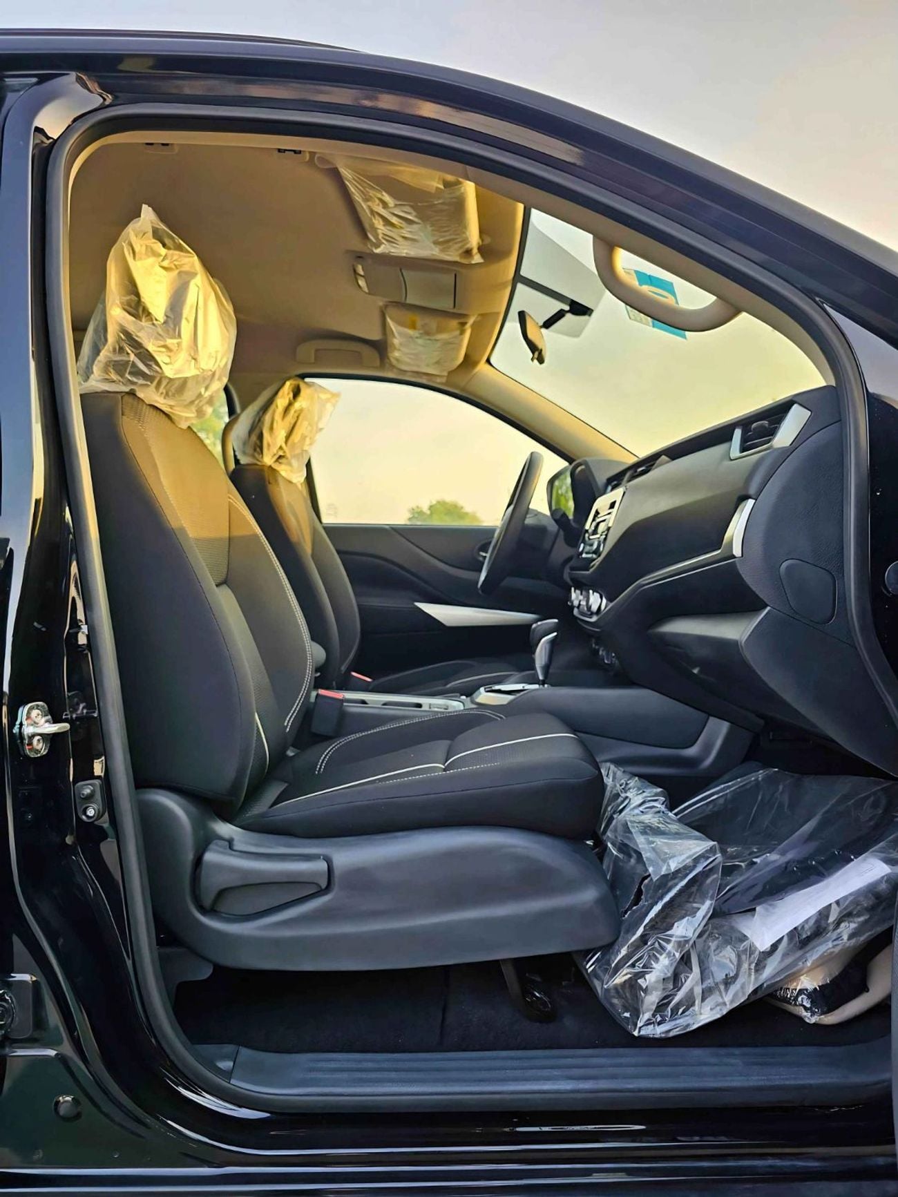 Nissan X Terra SE 7 SEATS / 2.5L PETROL V4 / LEATHER SEATS / PUSH START / 4WD (CODE # 69096)