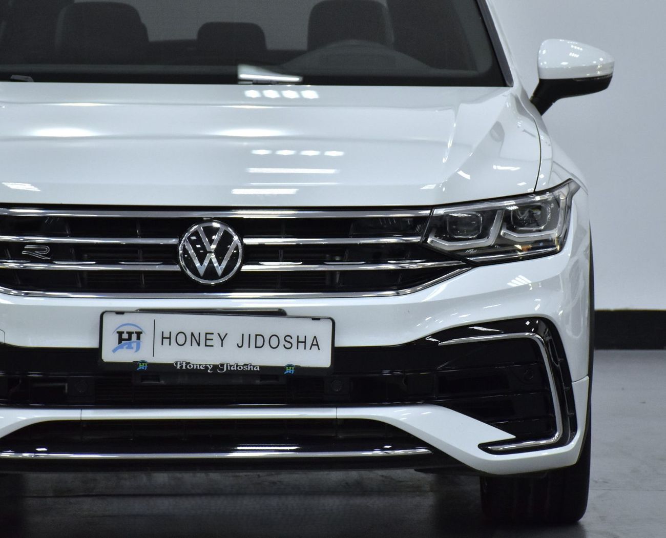 Volkswagen Tiguan Volkswagen Tiguan R-Line 4Motion ( 2024 Model ) in White Color GCC Specs