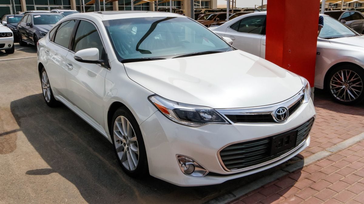 Toyota Avalon Limited for sale AED 90,000. White, 2015