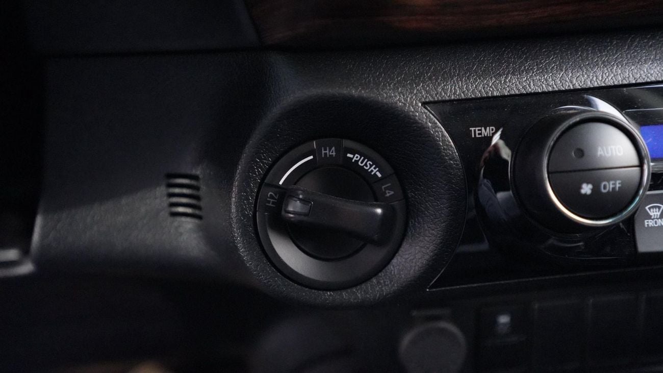 تويوتا هيلوكس GLX 2.7L Double Cab Utility 4WD A/T