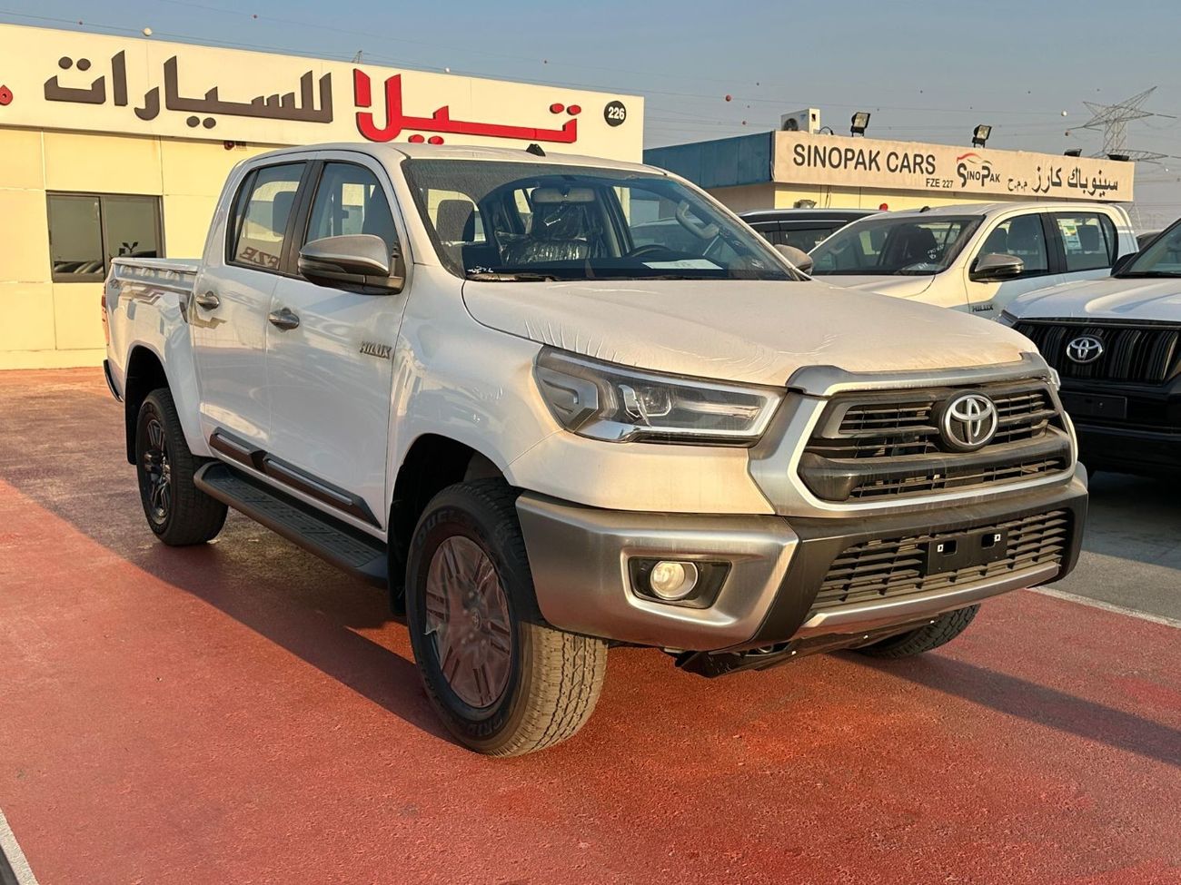 Toyota Hilux TOYOTA HILUX  2.7 MT full option without PS white -black 2024