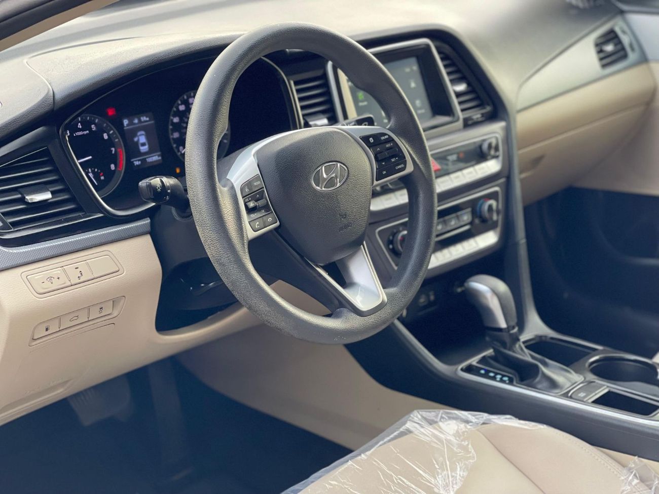 هيونداي سوناتا فئة SE / محرك 2.4 لتر V4 / نظام مراقبة النقطة العمياء / شاشة كبيرة / نظام أندرويد أوتو / نظام أبل كا