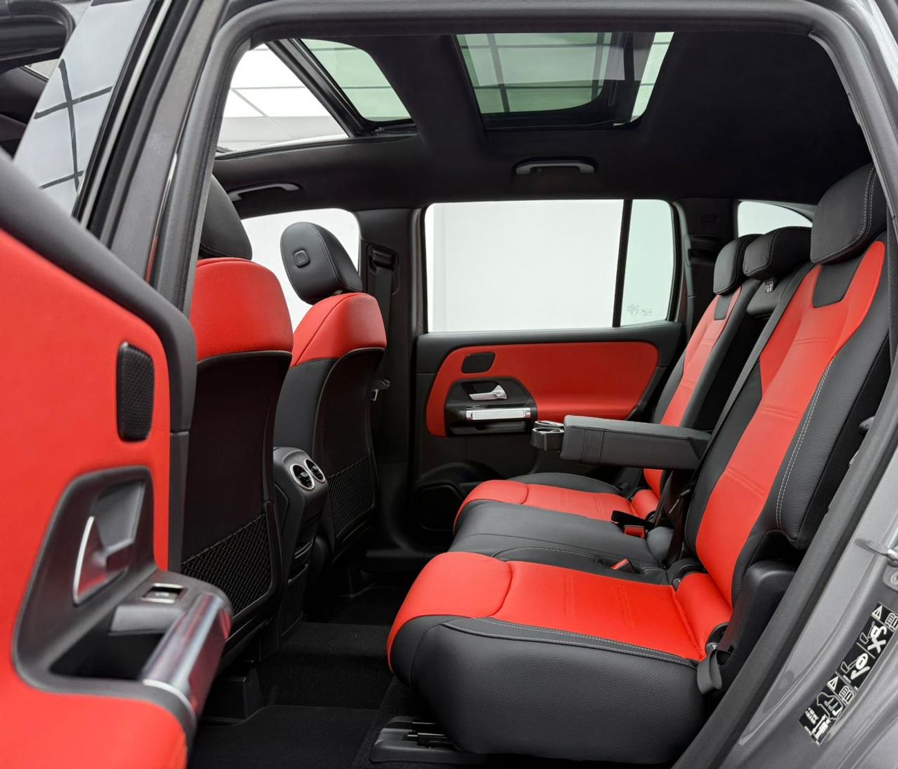 مرسيدس بنز GLB 200 *Brand New* 2026 Mercedes Benz GLB200, 5 Years Mercedes Warranty, Delivery Km, 7 Seater, GCC