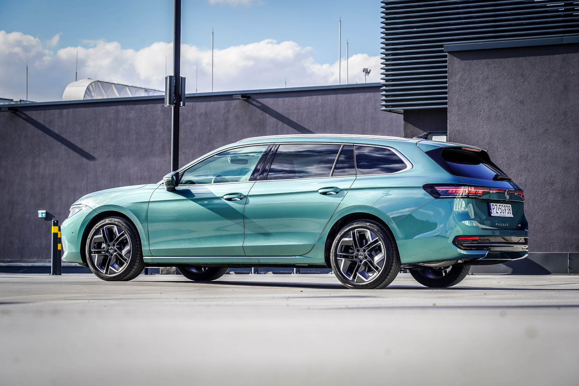 Volkswagen Passat exterior - Side Profile