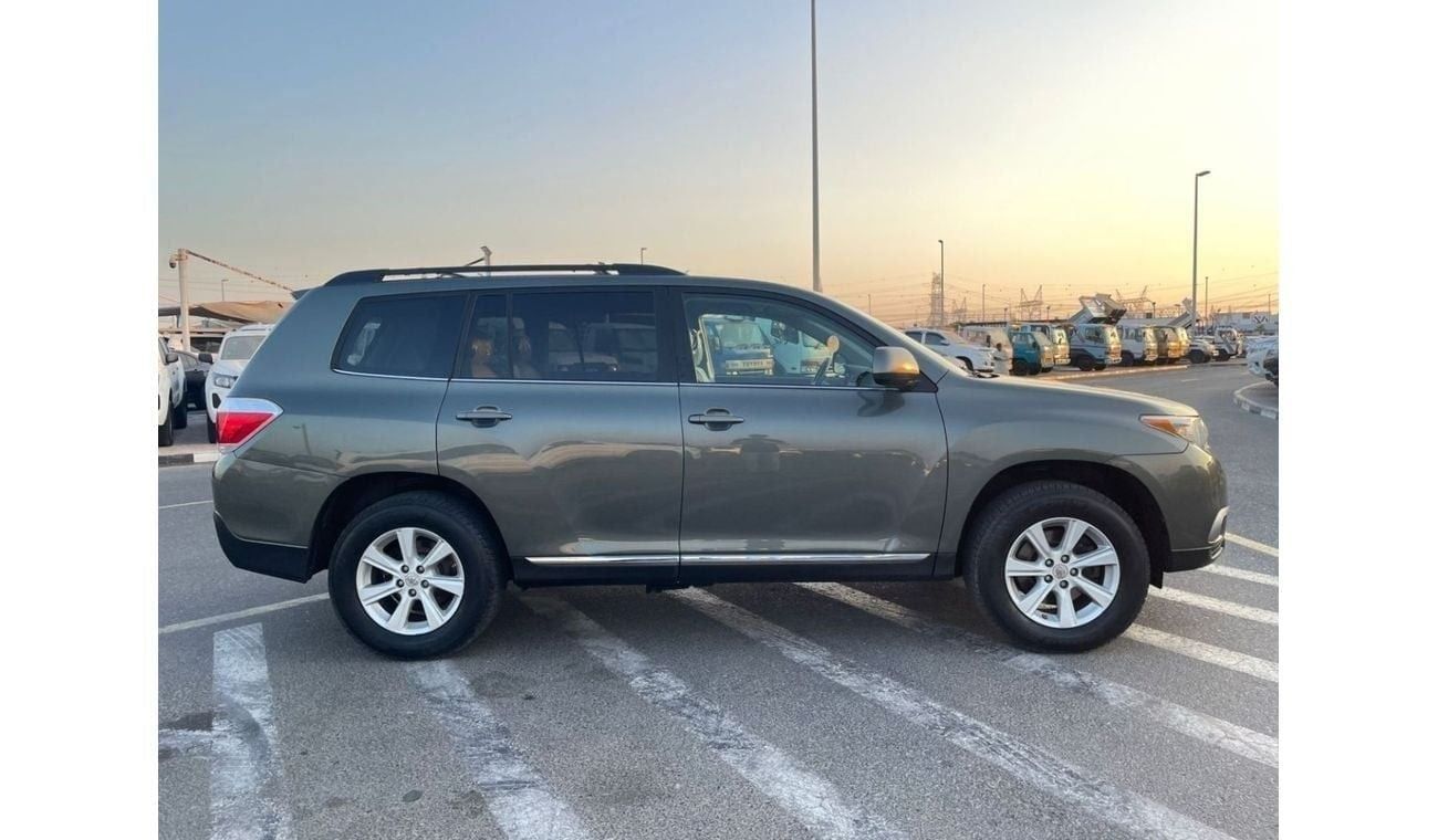 تويوتا هايلاندر 2013 Toyota Highlander MidOption+ 3.5L V6 - AWD 4x4 - Electric Seats - 7 Seater With Rear CAM - 90,0
