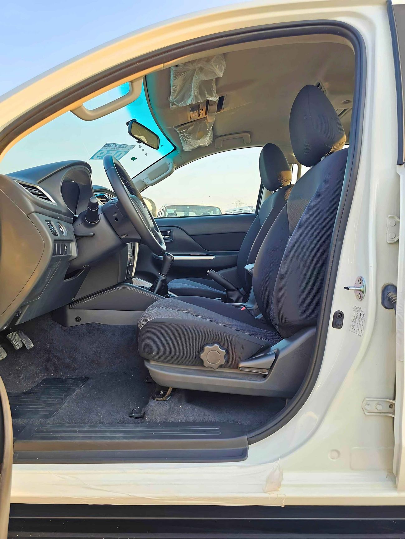 Mitsubishi L200 SPORTERO / 2.4L DIESEL / M/T / 4WD / SPECIAL OFFER / (CODE#68092)