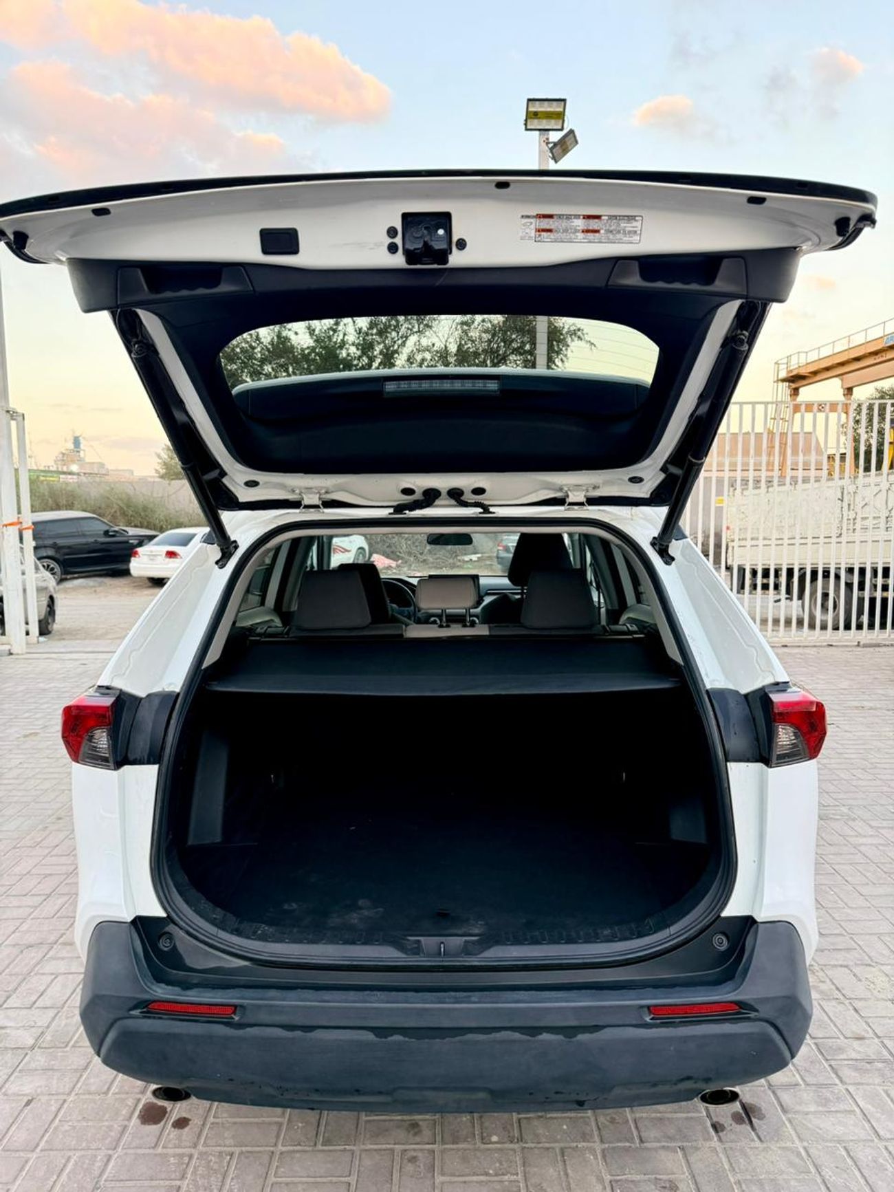 Toyota RAV4 XLE 2.5L 2021 Rav4 XLE AWD + 4x4 + ( low miles 19751 only ) Push Start + Sunroof + 2.5L Full option