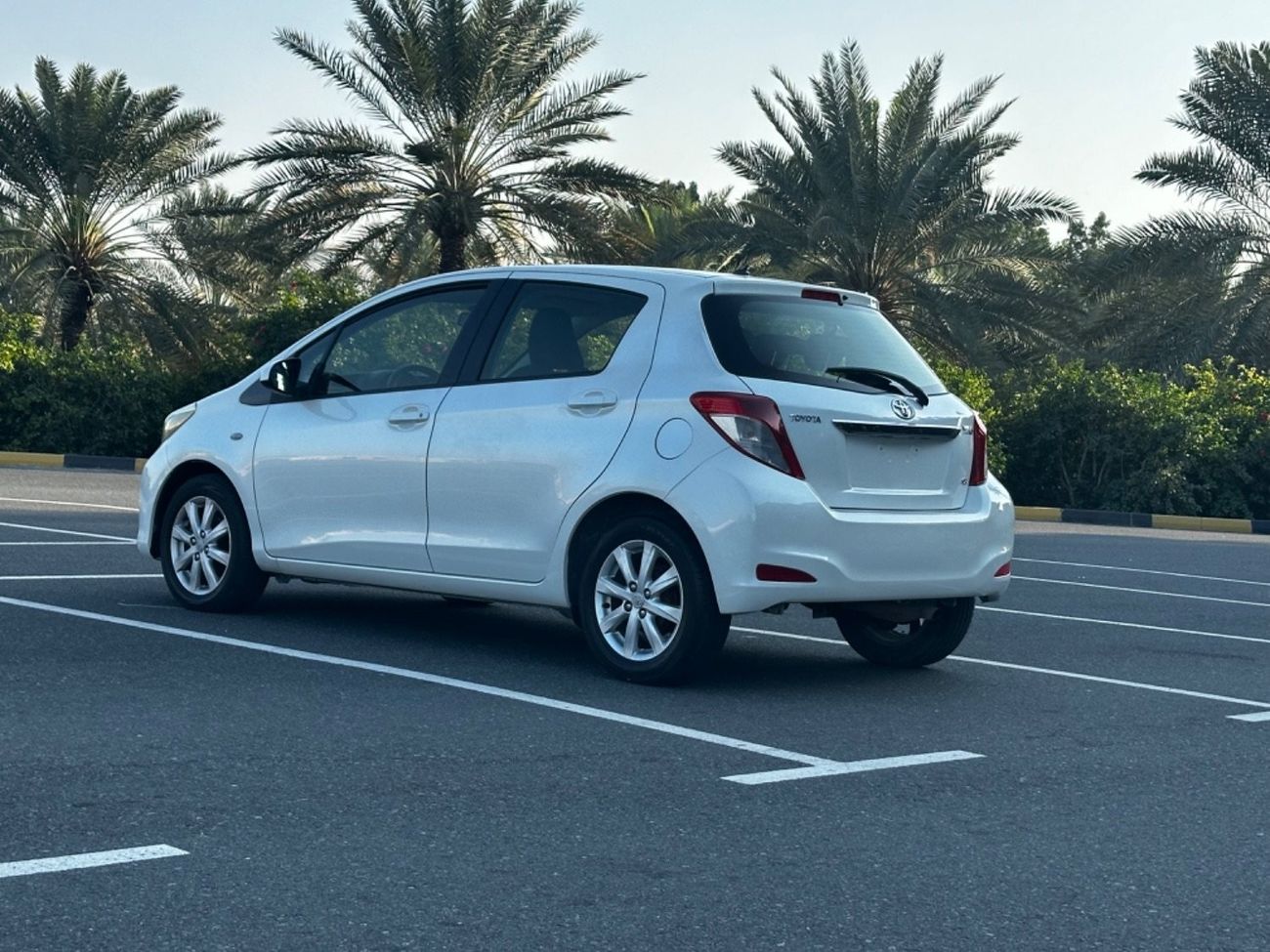 تويوتا يارس موديل 2014 خليجي حاله ممتازه جداا من الداخل والخارج