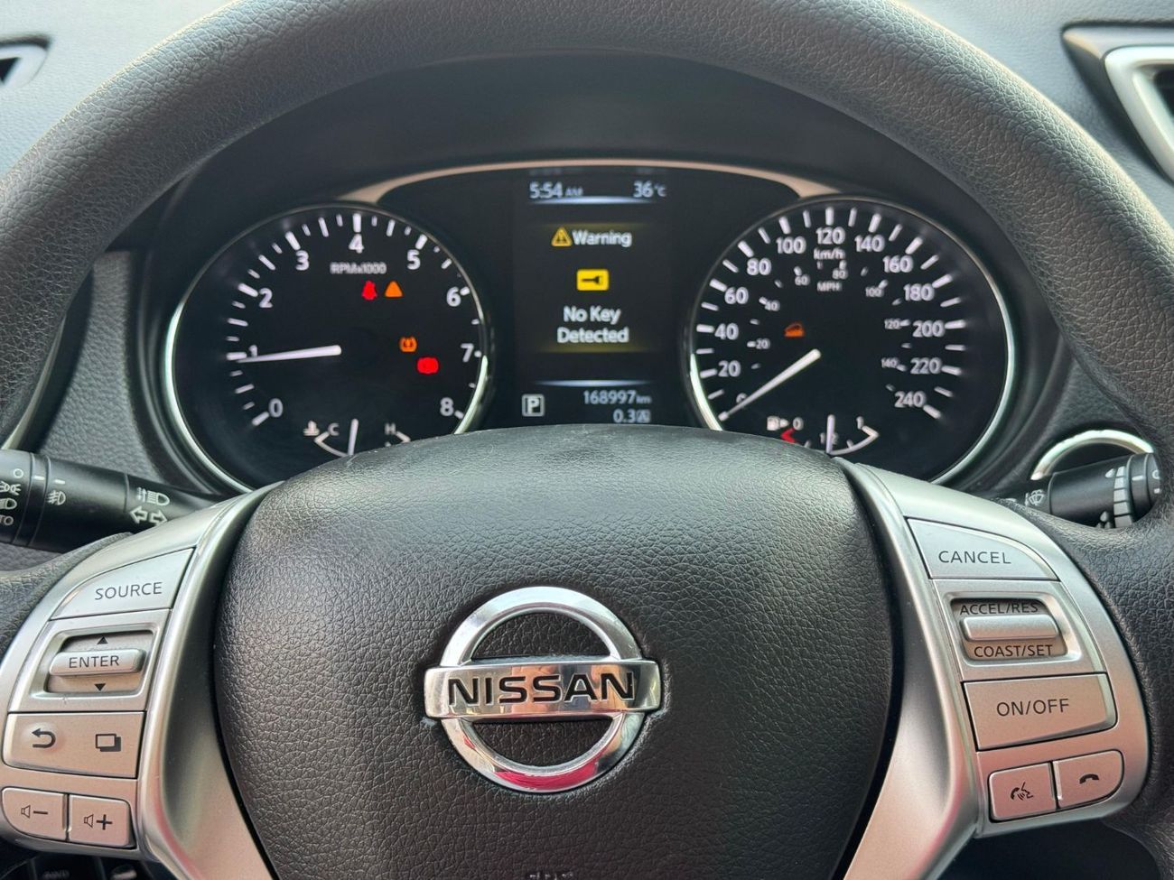 Nissan Rogue SV / V4 2.5L / PANORAMIC SUNROOF / BIG SCREEN / 4X4 / RIMS / IN PERFECT CONDITION