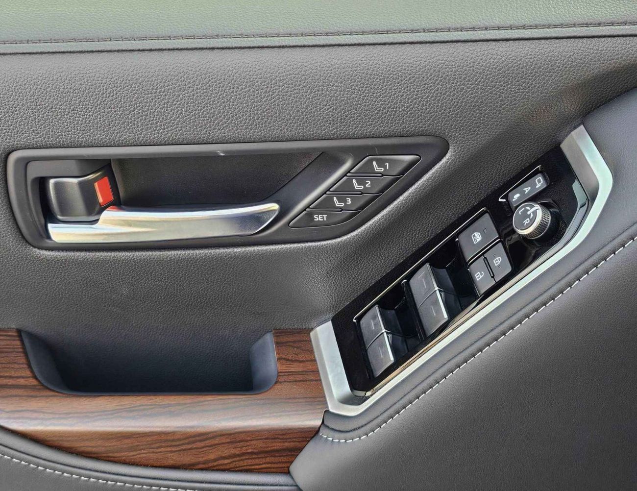 تويوتا لاند كروزر VX LC300 | 4.0L V6 PETROL | RADAR | POWER SEATS | BIG DVD | JBL SPEAKERS | 360* CAMERA | SUNROOF | F